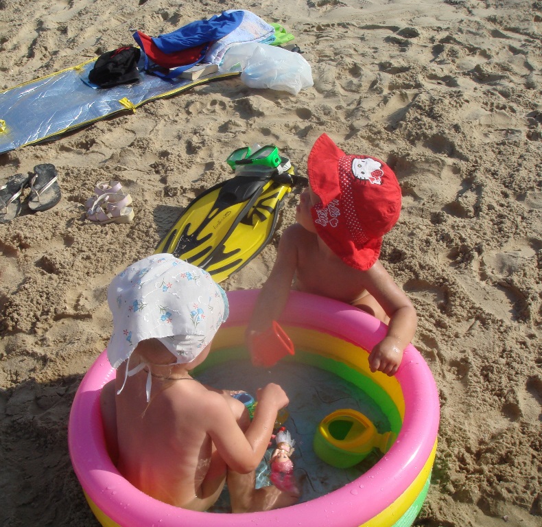 Отдых с детьми на море – бассейн и игрушки